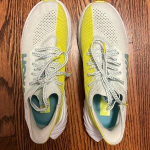 Hoka women’s size 6.5b shoes. Carbon X proflyx s36x32/v598/c0001.